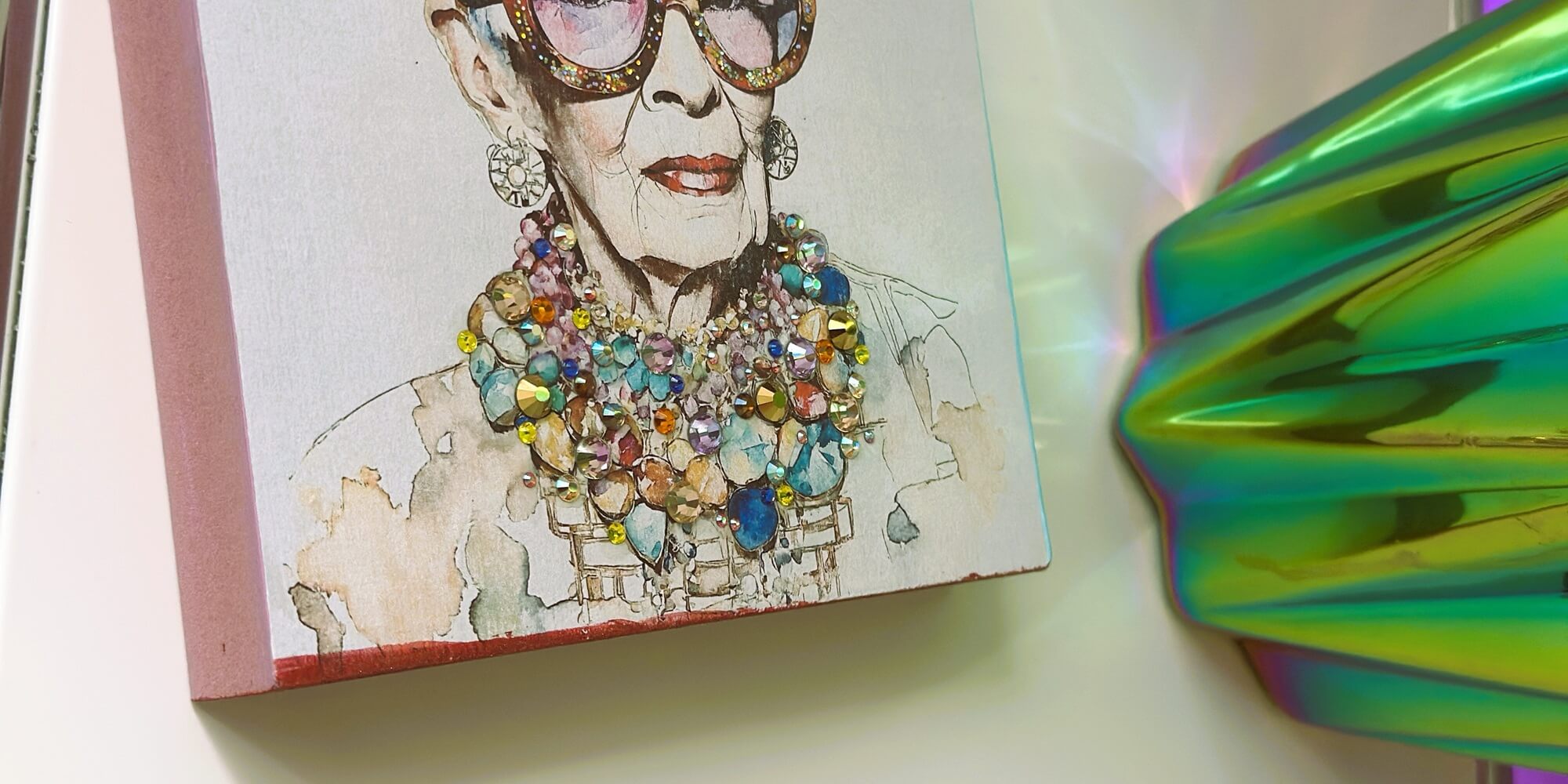 Iris Apfel auf Holzbild