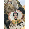 Frida mit goldenem Poncho, echte Jakobsmuschel